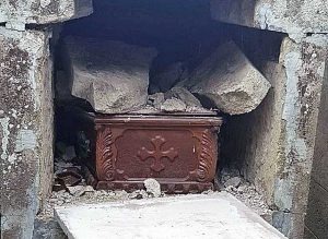 Soriano nel Cimino - Tomba cade a pezzi nel cimitero