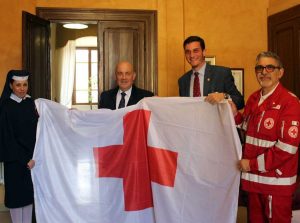 La Cri consegna la bandiera a sindaco e prefetto