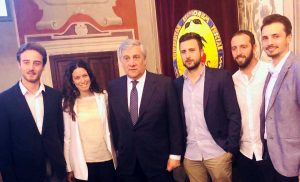 Il presidente del Parlamento europeo Antonio Tajani con i giovani viterbesi