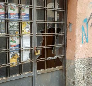 Viterbo - Spaccato vetro della sede Gioventù nazionale e