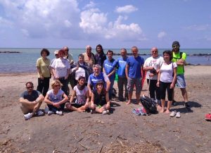 Tarquinia - Gruppo a fine pulizia della spiaggia