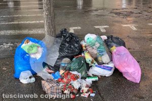 Viterbo - Cumulo di rifiuti a Piazza Crispi