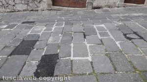 Montefiascone - Via Nazionale - Bitume al posto delle liste di pietra