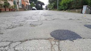 Viterbo - Asfalto rovinato in strada Ferento