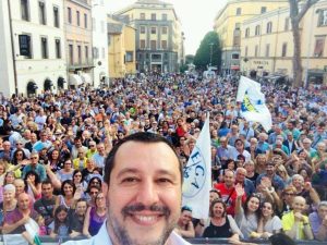 Viterbo - Selfie di Matteo Salvini da piazza del Teatro