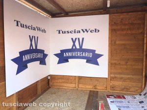 Caffeina - Lo stand di Tusciaweb in allestimento a piazza del comune