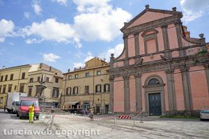 Viterbo - Operai al lavoro per togliere le strisce nere da Piazza Fontana Grande