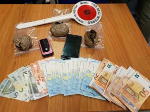 La droga e le banconote sequestrate dalla polizia