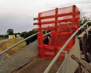 Montalto - Case Enel - Ponte pedonale inutilizzabile