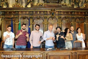 Simone Gamberi a palazzo dei Priori prima di Sanremo Rock