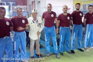 Nettuno - L'incontro tra gli allievi paracadutisti viterbesi e Santo Pelliccia