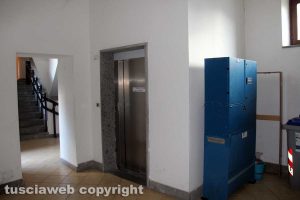 L'ascensore guasto negli alloggi comunali a San Carluccio