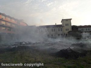 Montefiascone - Principio d'incendio a pochi metri dalla case