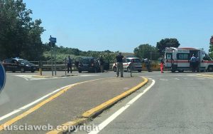 Scappano dopo un furto e vanno a sbattere con la Mercedes - Il momento dell'arresto