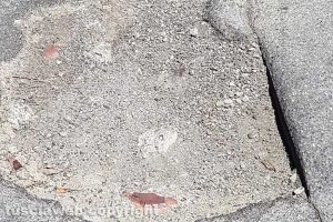 Viterbo - Una buca tra via Tommaso Ghinucci e via Cardinal Ridolfi