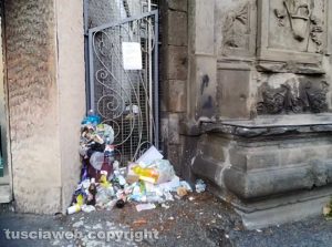 Viterbo - Rifiuti e degrado a piazzale Gramsci