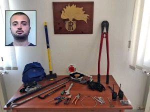 Le armi sequestrate dai carabinieri e, nel riquadro, Cybi Mariglen