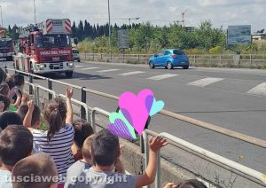 Viterbo - I bimbi della scuola d'infanzia di Villanova salutano i vigili del fuoco