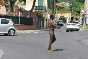 Grottaferrata - Nudo per strada dopo lite per un parcheggio