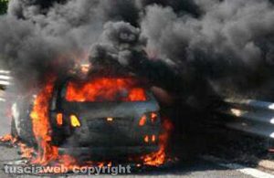 Un macchina in fiamme