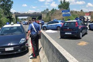 Cassia bis - Donna si lancia dal cavalcavia su un camion e muore