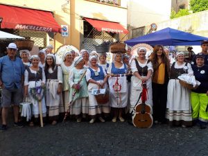 La compagnia delle lavandaie alla festa della lavande