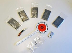 Viterbo - La droga e il materiale sequestrato dagli agenti della mobile