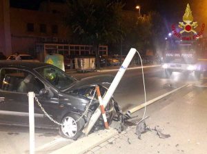 Civitavecchia - Auto contro palo