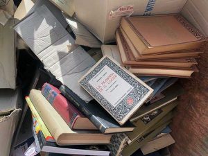 Sutri - Libri antichi e rari buttati in discarica