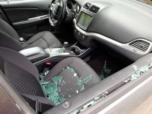 Roma - Spacca vetro dell'auto per rubare all'interno