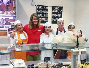 Tuscania - Alberto Mezzetti al banco salumi della Conad