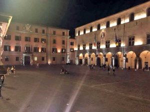 Piazza del Comune di sera