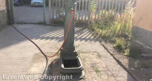 Attaccano il tubo alla fontanella della stazione e rubano l'acqua