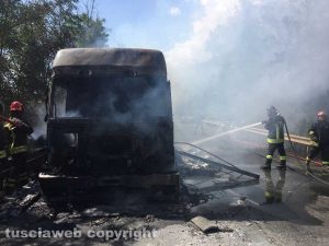 Acquapendente - Autotreno in fiamme - Vigili del fuoco al lavoro