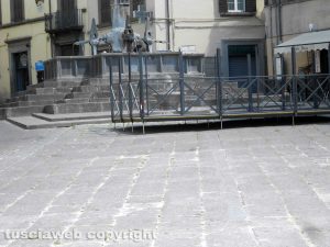 Viterbo - Scempio a piazza Fontana grande