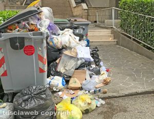 Viterbo - L'immondizia in via della Palazzina