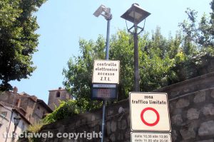 Viterbo - Il varco di via ChigiViterbo - Il varco di via Chigi