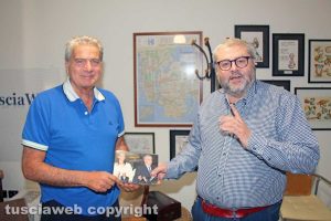 Viterbo - Il direttore di Tusciaweb Carlo Galeotti consegna al sindaco Giovanni Arena il memento
