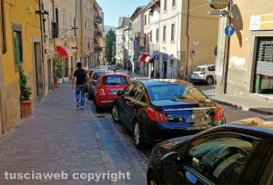Viterbo - Via Cairoli - Le auto in sosta