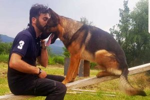 Il cane Kaos con il padrone