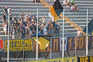 Sport - Calcio - Viterbese - La curva gialloblù - I gruppi Nslm ed Estrema appartenenza