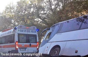 Tarquinia - Bus carico di bambini fuori strada in una cunetta