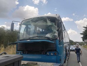 Viterbo - Tuscanese - Braccio meccanico colpisce un pullman Cotral