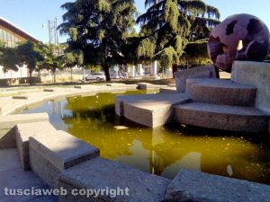 Viterbo - Fontana sfera del Murialdo nel degrado