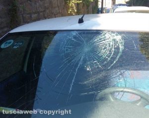 Auto danneggiata a via Chigi