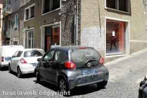 Viterbo - L'auto che ha bloccato piazza della Crocetta