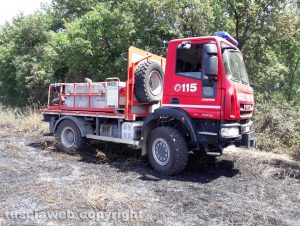 Incendio di sterpaglie - L'intervento dei vigili del fuoco