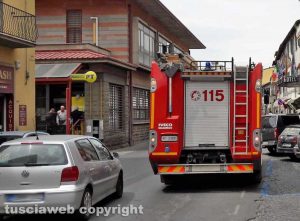 Montefiascone - L'intervento dei vigili del fuoco davanti alle Poste