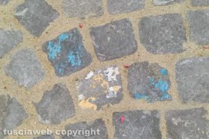 Viterbo - Lavori a Magugnano - Sampietrini verniciati di blu e giallo