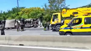 Orte - Tir carico di frutta si ribalta in superstrada